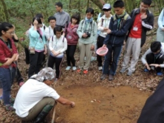 19學生經過專業的荒山生存能力訓練後，才能遠征合歡山，協助太魯閣國家公園進行生物統計與生態調查察(生物課程)